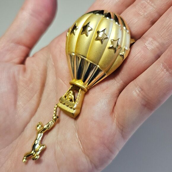 AJC gold tone hot air balloon brooch - Picture 2 of 10